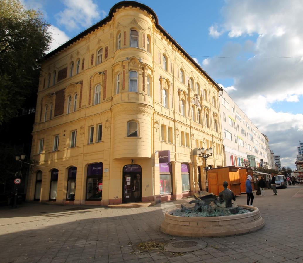 Modern Studio A Belvaros Koezepen Parkoloval- Kata Studioapartman Gyor Exterior photo