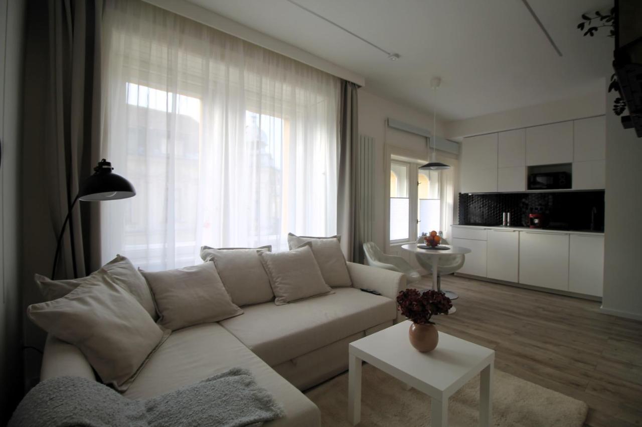 Modern Studio A Belvaros Koezepen Parkoloval- Kata Studioapartman Gyor Exterior photo