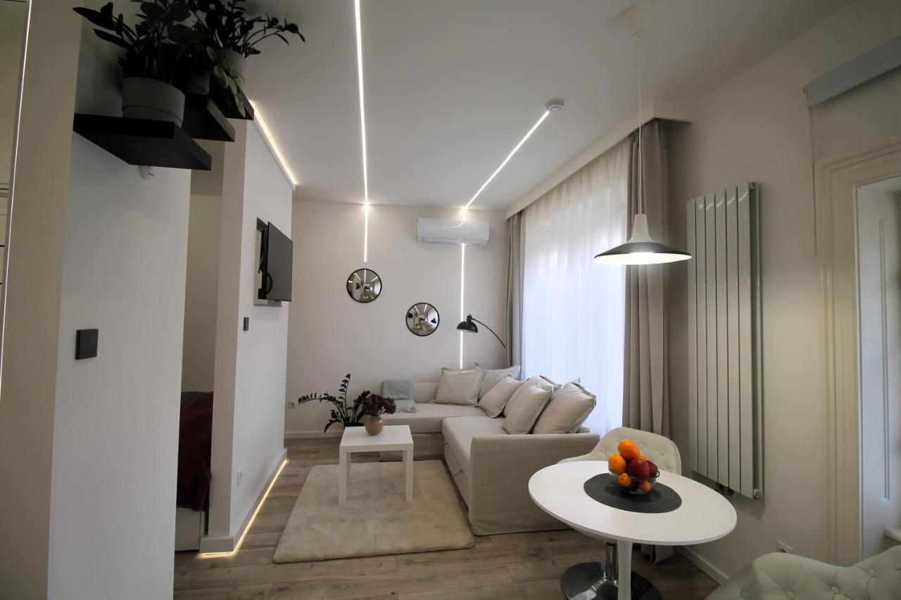 Modern Studio A Belvaros Koezepen Parkoloval- Kata Studioapartman Gyor Exterior photo