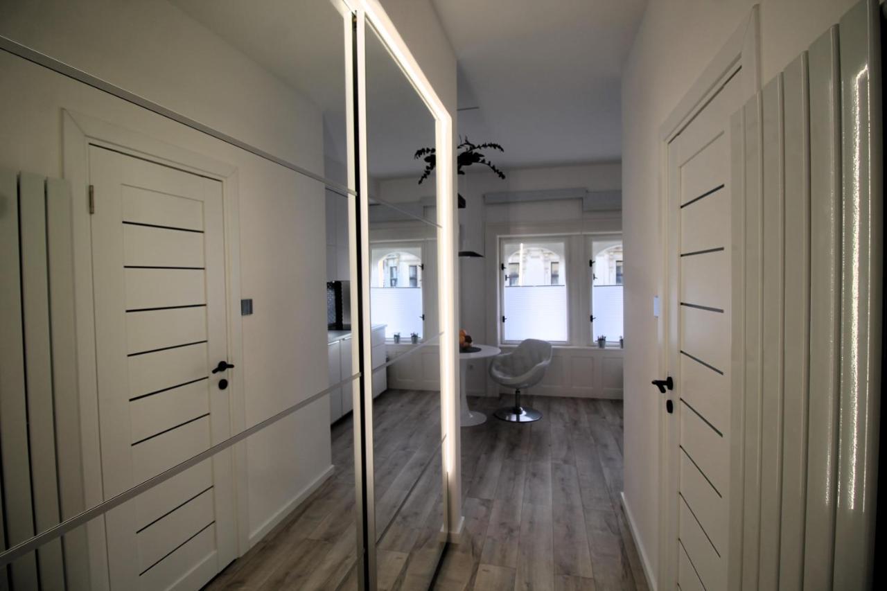 Modern Studio A Belvaros Koezepen Parkoloval- Kata Studioapartman Gyor Exterior photo