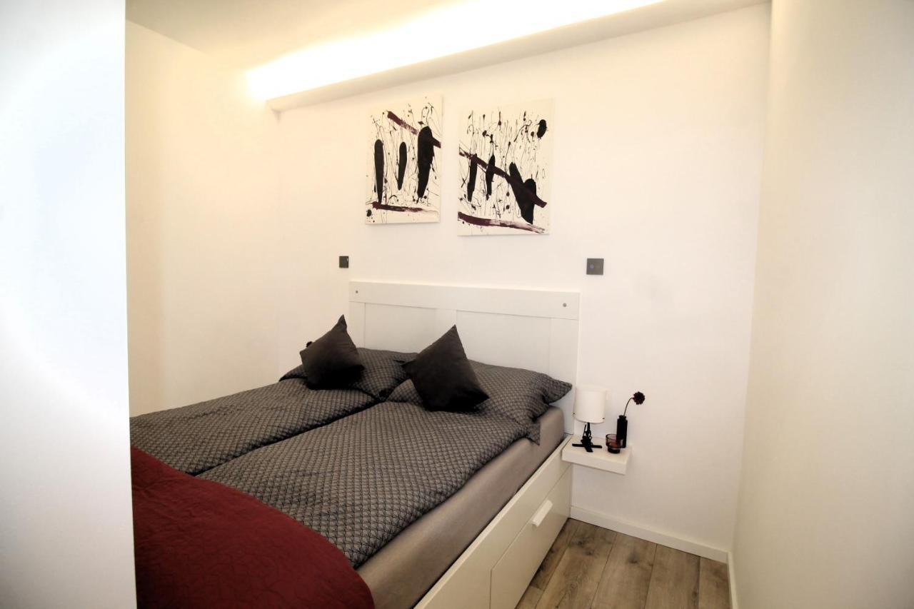 Modern Studio A Belvaros Koezepen Parkoloval- Kata Studioapartman Gyor Exterior photo